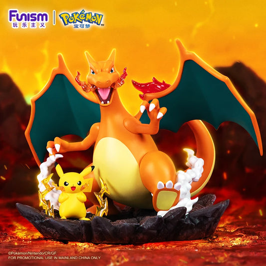 ¡LLAMAS LEGENDARIAS! Figura ÉPICA de Charizard desatando su aliento ígneo junto a Pikachu cargado de electricidad.